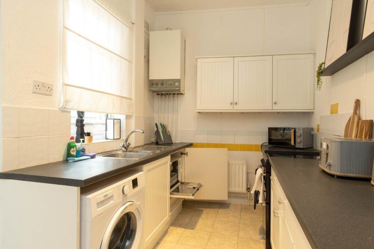 2 Bedroom Apartment By Littlepiggyrentals Short Lets & Serviced Accommodation Leicester With Wi-Fi, Free Parking & Outdoor Area Exterior foto